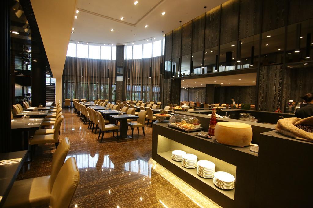 Queena Plaza Hotel Tainan Luaran gambar