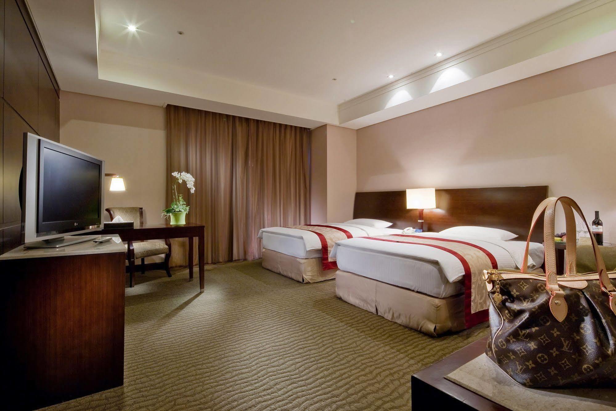 Queena Plaza Hotel Tainan Luaran gambar