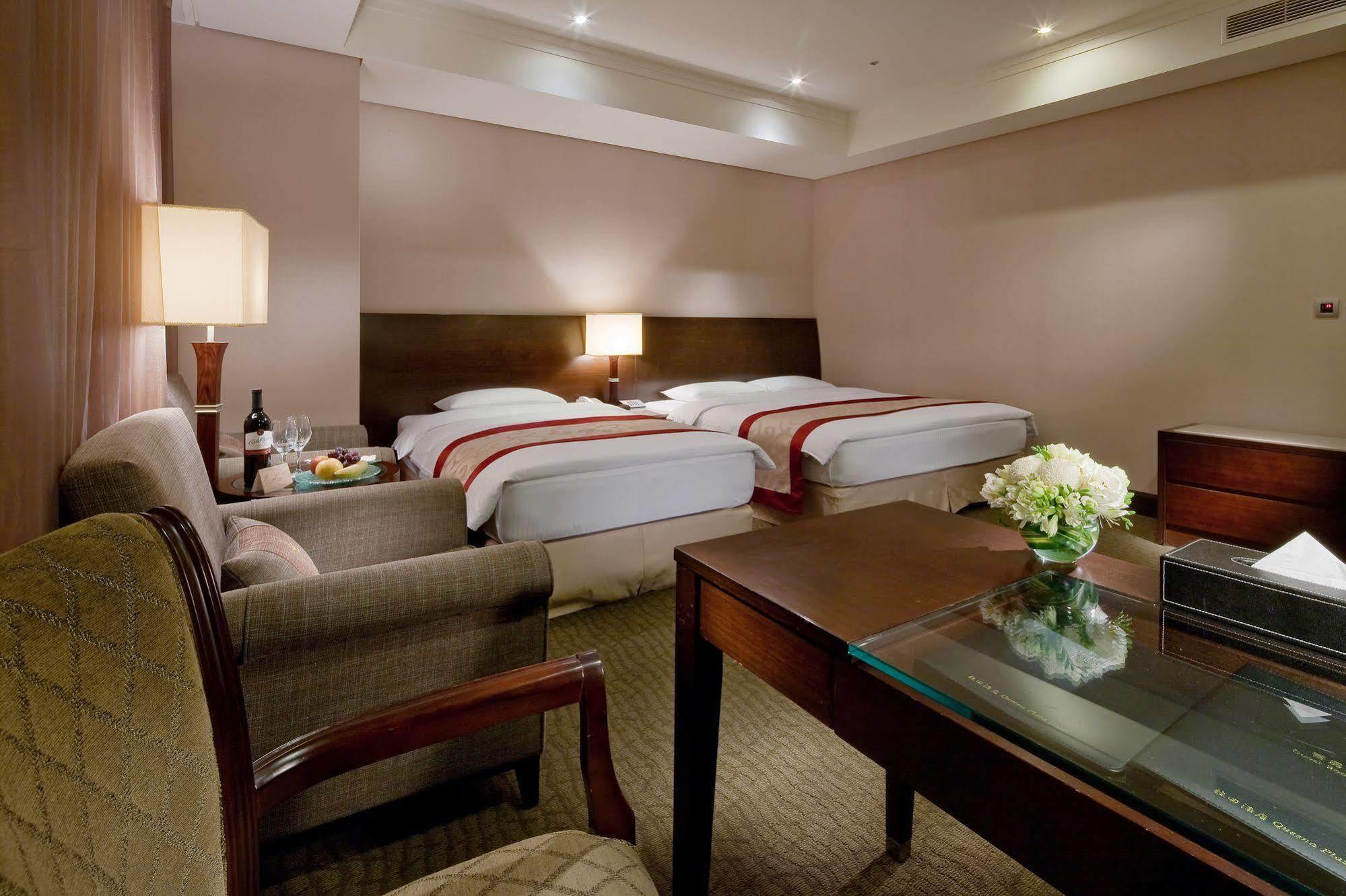 Queena Plaza Hotel Tainan Luaran gambar