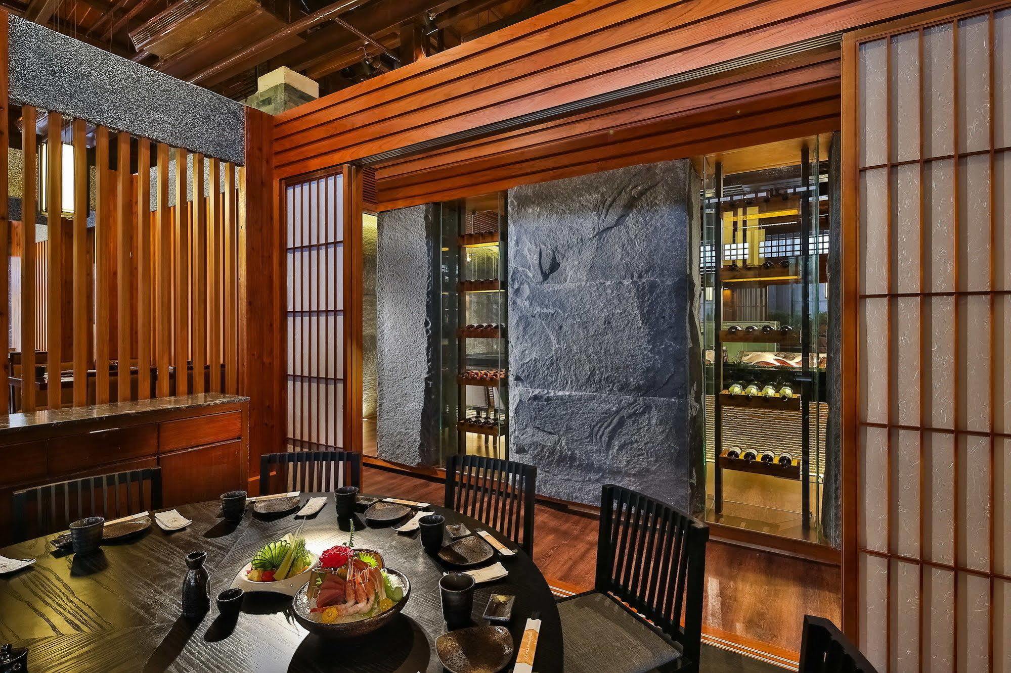 Queena Plaza Hotel Tainan Luaran gambar